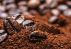 Starbucks converte borras de café em alimento para vacas