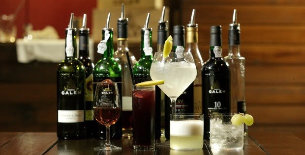 Mixologista americano em Portugal para replicar cocktails com vinho do Porto