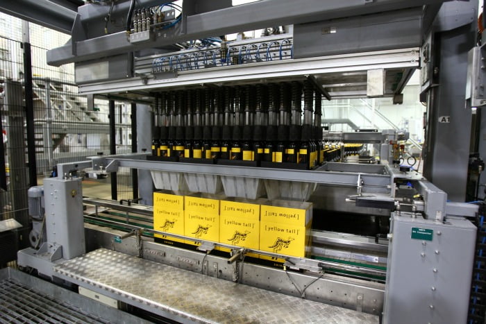 Hoje possui a linha de engarrafamentomais rápida do mundo: 36 milgarrafas por hora