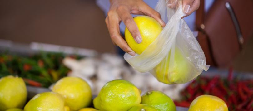 Sacos de plástico ultraleves para hortofrutícolas proibidos no comércio em 2023