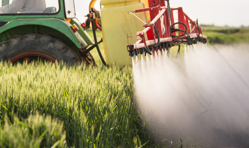 Dinamarca proíbe 23 pesticidas com PFAS para proteger águas subterrâneas