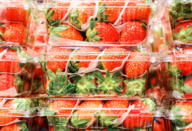 Uso de plástico reciclado em embalagens alimentares levanta questões de segurança química, diz estudo